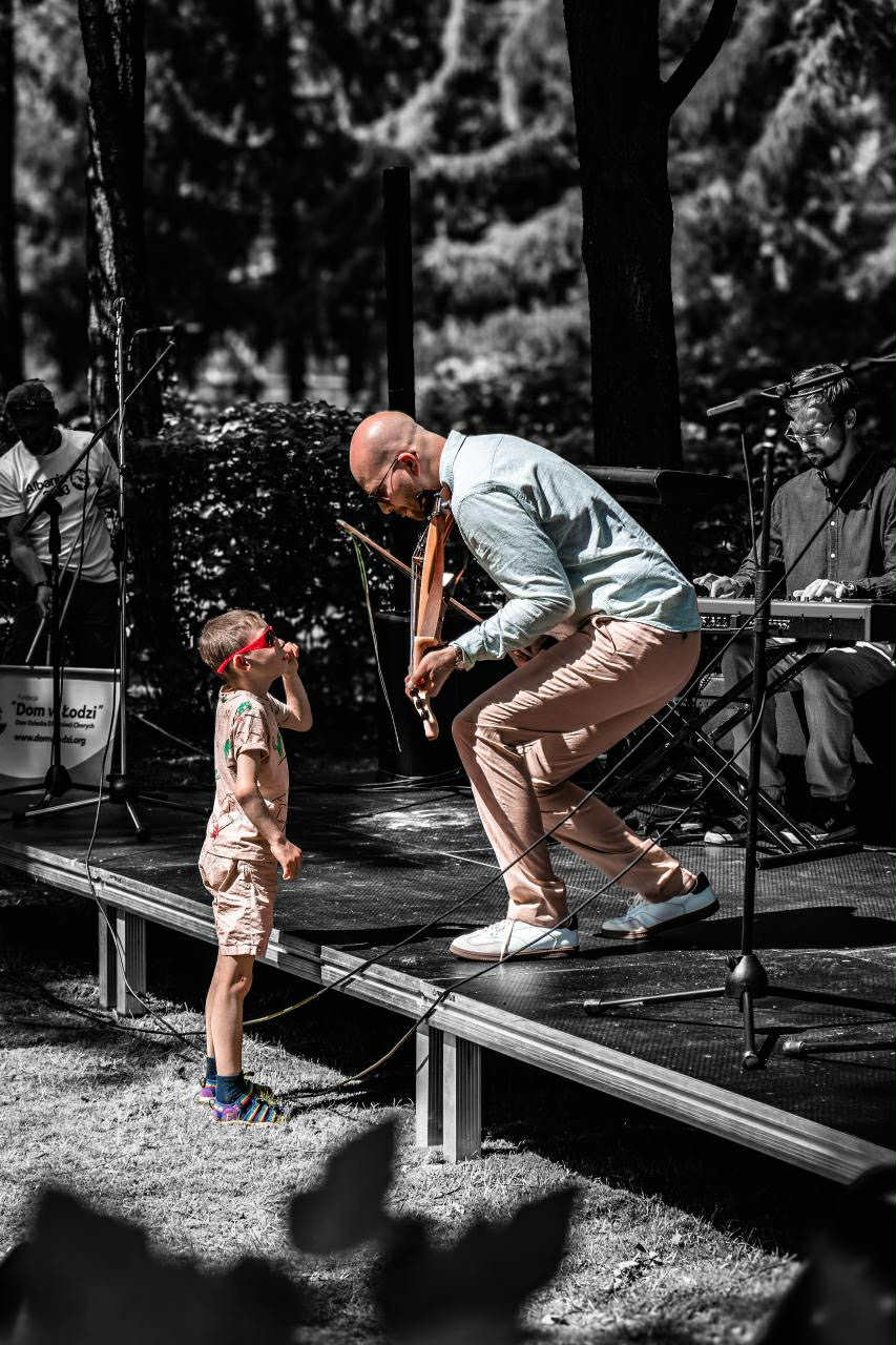 Występ na scenie — skrzypek grający dla dziecka